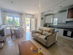 3 Bed Townhouse Overlooking Com Pool LD314