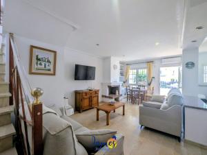 3 Bed Townhouse Overlooking Com Pool LD314