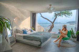 White Beachfront Pool Villa Koh Larn