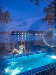 White Beachfront Pool Villa Koh Larn