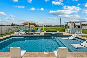 Modern Galveston getaway 3 Min to Beach Pool Spa Mini Golf Fire Pit