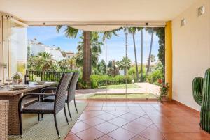Relax en Calahonda: Jardines y piscina