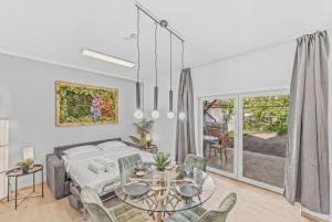 BAT Home Solutions Trier - alles was ein Hotel nicht bietet - Apartment mit STERNEN-Schlaf - ruhig im privaten hist Innenhof-Terrasse-Grill-Pergola - 5 Min zur Altstadt - direkt am Südbahnhof - für bis zu 4 Personen