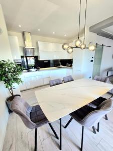 Luxury Garden Penthouse *MK*