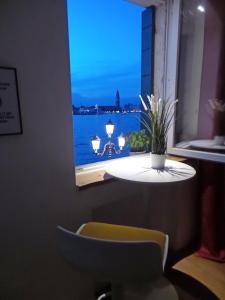 3 Windows on St Mark - Canal View Apartment