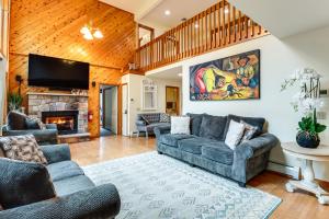 Split Rock Resort: Family Getaway w/ Fire Pit!