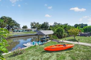 Dockside Delight Waterfront Gulf Access 4 mins to Beach