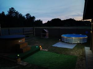 Całoroczny dom wypoczynkowy pod Lasem z prywatnym jaccuzii