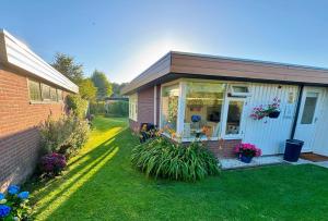 Vakantiebungalow in Riviera Maison stijl nabij zee en strand, bos en duin