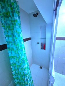 Apartaestudio en 1er piso, A pocos pasos del Estadio Pascual Guerrero, Hospital Departamental, Imbanaco, Unicancer, Centro Médico San José, Piscinas OByrne, Mulato Cabaret, Univalle, Escuela Deporte, Parqueo 1 moto, Reservas desde 2 noches en adela