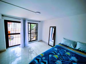 Apartaestudio en 1er piso, A pocos pasos del Estadio Pascual Guerrero, Hospital Departamental, Imbanaco, Unicancer, Centro Médico San José, Piscinas OByrne, Mulato Cabaret, Univalle, Escuela Deporte, Parqueo 1 moto, Reservas desde 2 noches en adela