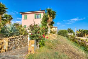 Palms Villa - Sea View Terrace and Parking - Happy Rentals