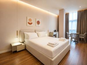 Sunset Boulevard Rooms
