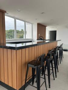 COBERTURA Uni Home 1003 - ESTILO, CONFORTO, ESPAÇO E BELÍSSIMA VISTA DA BAÍA DE GUANABARA E DO RIO DE JANEIRO