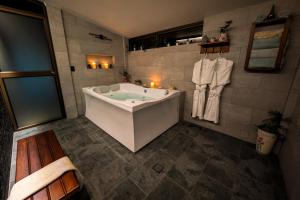 Private Chalet with Gardens and Hot Tub