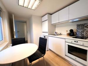 Elite Residence - Modern 2BR - Sleeps 6 - FREE Parking