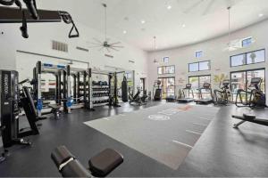 Boulevard Stays Luxe Studio Near Stadium Pool Parking and Gym