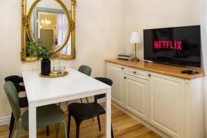 Discover Krakow Apartments - 8 Rakowicka St - Stylish Balcony Apartment with Netflix