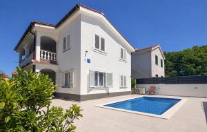 Four-Bedroom Holiday Home In Privlaka