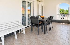 Four-Bedroom Holiday Home In Privlaka