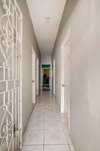 Stylish 1BR Retreat- 2 Queen Beds- Quiet Upscale Area- 15 mins to Town and Beaches