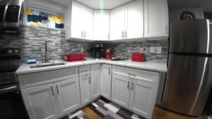 Cozy Private Two Bedroom Basement Apartment