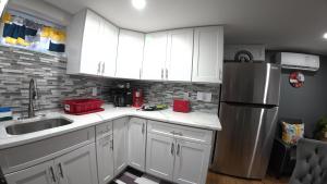 Cozy Private Two Bedroom Basement Apartment