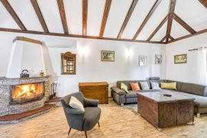 Secluded Pool House Kupa w Sauna & Jacuzzi - Happy Rentals