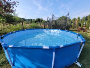 Agroturystyka na Jurze z widokiem na Zamek Jacuzzi Sauna Beczka Wypożyczalnia Rowerów Elektrycznych BASEN dla dzieci