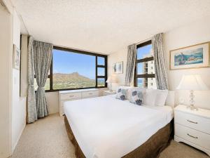 Ocean-view retreat with lanai & free parking
