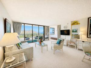 Ocean-view retreat with lanai & free parking