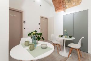 Neg Naumachia Rooms