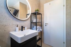Lili Rose Mandre - Sea View & Beach 70m, Family Apartments