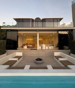 PORTRAIT Bangsaen - Boutique Beachfront Pool Villa