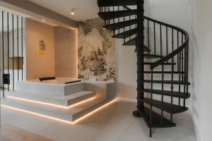 Cyrhla Luxury 4 Bedroom Villa with Air Conditioning, Jacuzzi, Heated Summer Pool, & Salted Saunarium Access by BQQK
