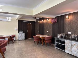 Divine India Service Apartment Near Medanta Hospital And Noida city Centre 51 Metro, Noida Sector 72