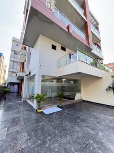Divine India Service Apartment Near Medanta Hospital And Noida city Centre 51 Metro, Noida Sector 72