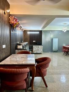 Divine India Service Apartment Near Medanta Hospital And Noida city Centre 51 Metro, Noida Sector 72