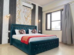 Divine India Service Apartment Near Medanta Hospital And Noida city Centre 51 Metro, Noida Sector 72
