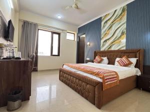 Divine India Service Apartment Near Medanta Hospital And Noida city Centre 51 Metro, Noida Sector 72