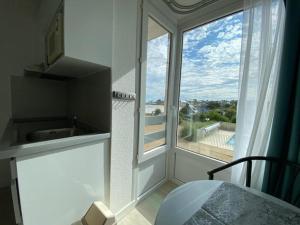 Studio piscine et vue mer