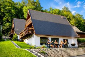 Domki Merkury nad zalewem w Górach Stołowych - widok na Szczeliniec Wielki