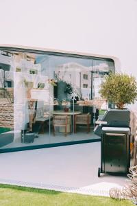 Brand New 1BR Apt with Private Garden & Parking