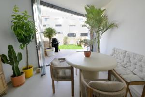 Brand New 1BR Apt with Private Garden & Parking