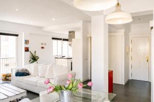 Spacious Cathedral View Apartment with Free Parking