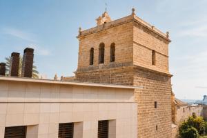 Spacious Cathedral View Apartment with Free Parking