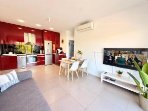 LUXURY APT with SEAVIEW ROOF NEAR THE BEACH