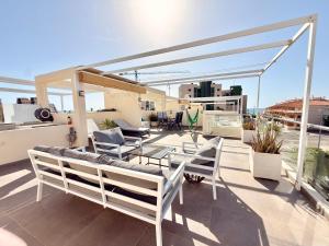 LUXURY APT with SEAVIEW ROOF NEAR THE BEACH