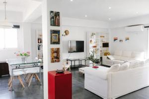 Spacious Cathedral View Apartment with Free Parking