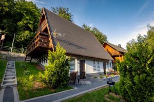 Domki Merkury nad zalewem w Górach Stołowych - widok na Szczeliniec Wielki